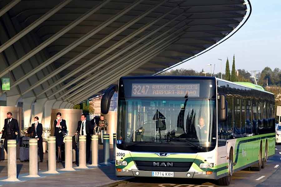 Autobús lanzadera del aeropuerto de Bilbao en la parada, cerca del Hotel Photo Zabalburu