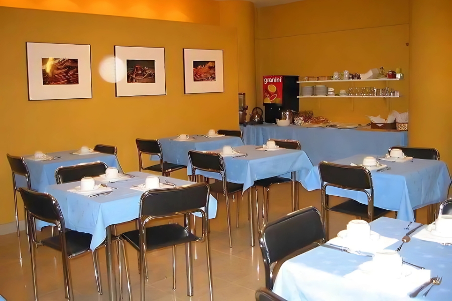Sala de desayunos del Hotel Photo Zabalburu con mesas preparadas y buffet variado en Bilbao