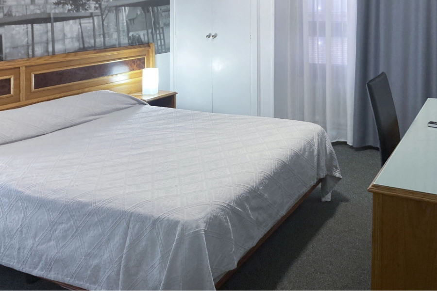 Habitación doble con cama grande, escritorio y luz natural en el Hotel Photo Zabalburu de Bilbao